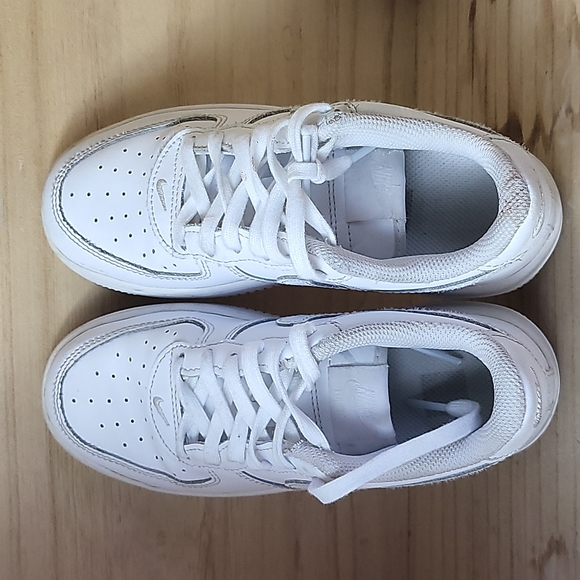 Nike Kids Low Top All White Air Force 1 Shoes - Picture 7 of 9